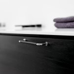 Zdjęcie przedstawia uchwyt meblowy podłużny z serii Lounge na meblu od Beslag Design