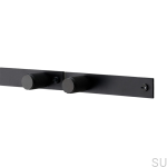 Gałka metalowa czarna z podkładką zaprezentowana na meblu