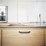 Zdjęcie przedstawia uchwyt meblowy podłużny z serii Rio na meblu od Beslag Design