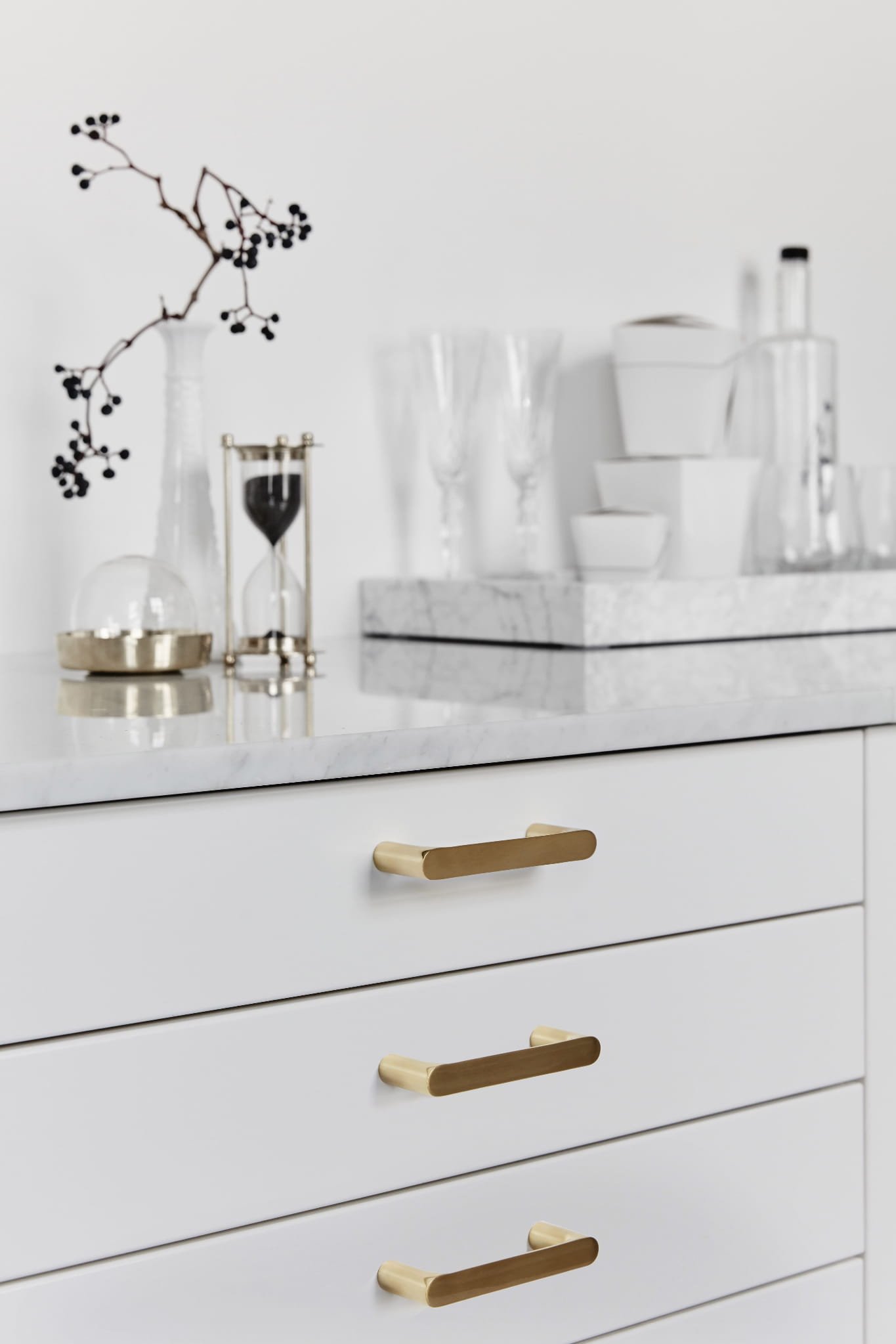 Zdjecie uchwytu podluznego TS 1 zlotego na meblu