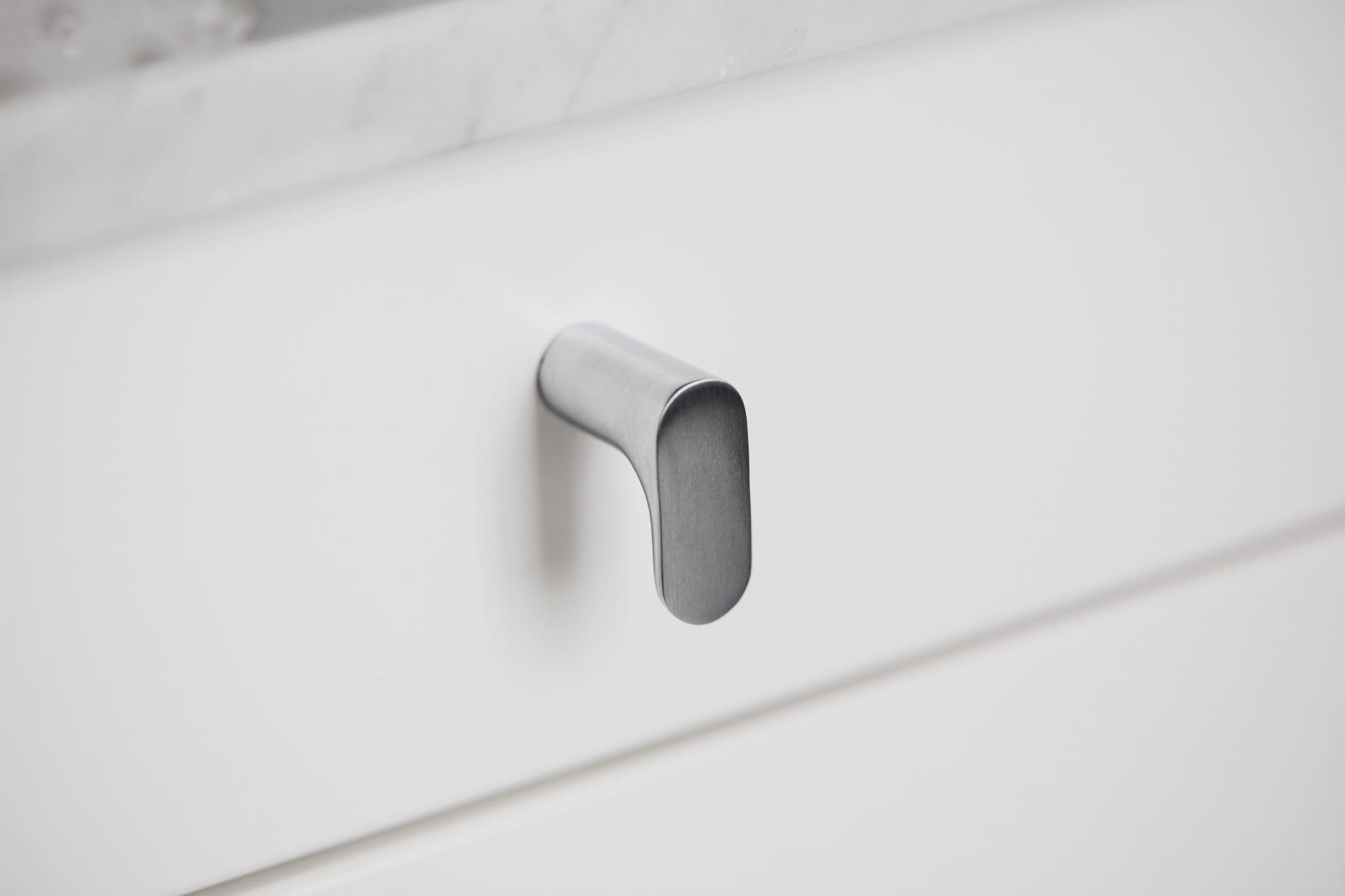 Zdjecie galki TS 2 srebrnej na meblu