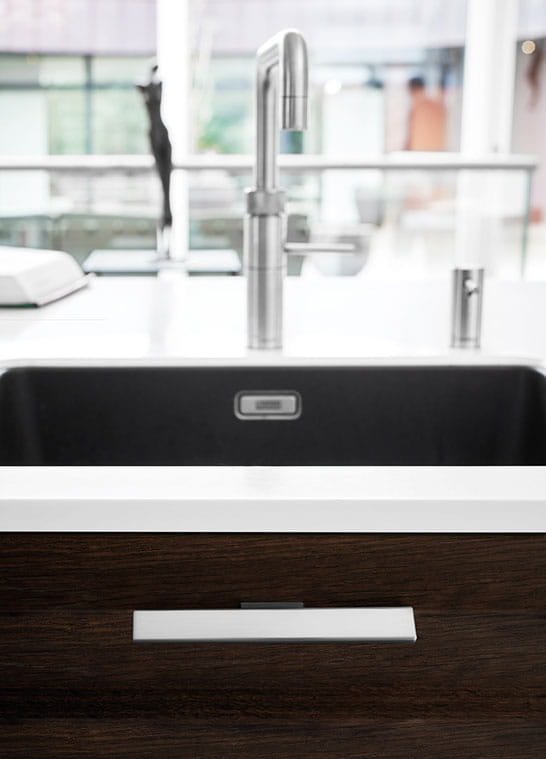 544860032-66--Uchwyt-meblowy-podłużny-Hammer-32-Metalowy-Srebrny-Szczotkowany-Furnipart-Skandynawskie-Uchwyty_3