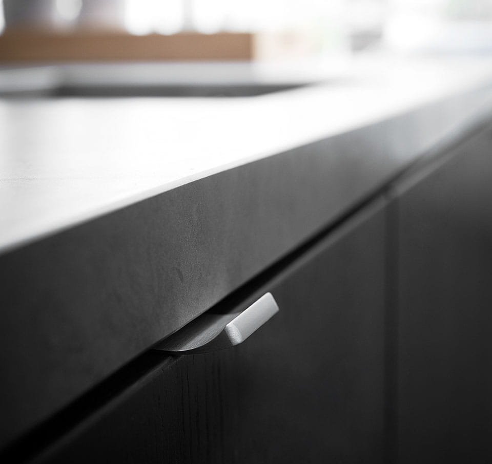 435920040-66--Uchwyt-meblowy-krawędziowy-Edge-Straight-Upwards-40-Aluminiowy-Srebrny-Furnipart-Skandynawskie-Uchwyty_1