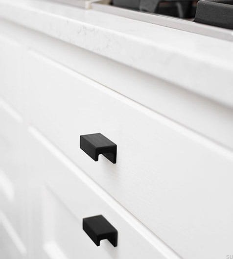 437620032-76--Uchwyt-meblowy-podłużny-Station-32-Aluminiowy-Czarny-Mat-Szczotkowany-Furnipart-Skandynawskie-Uchwyty_1