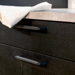 Zdjecie uchwytu podluznego Track czarnego na meblu