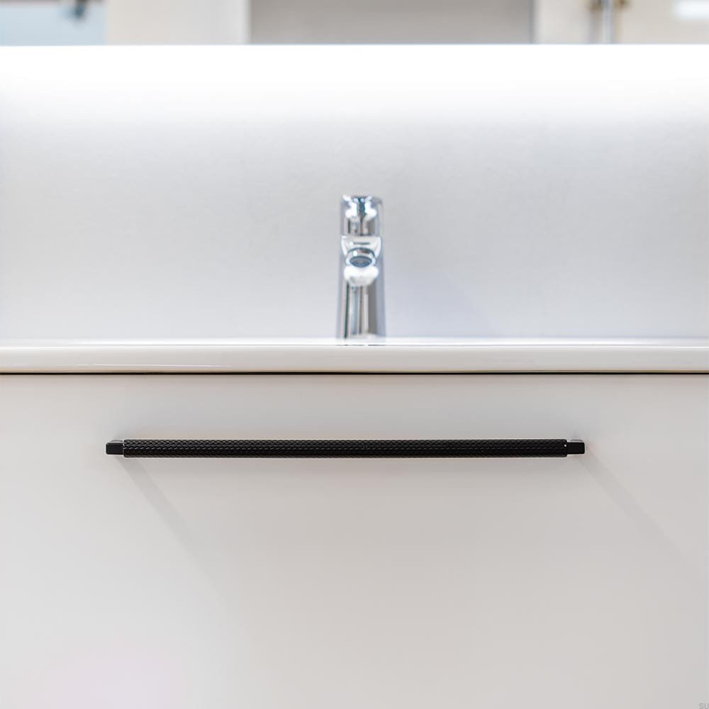 Zdjecie uchwytu podluznego Track czarnego na meblu