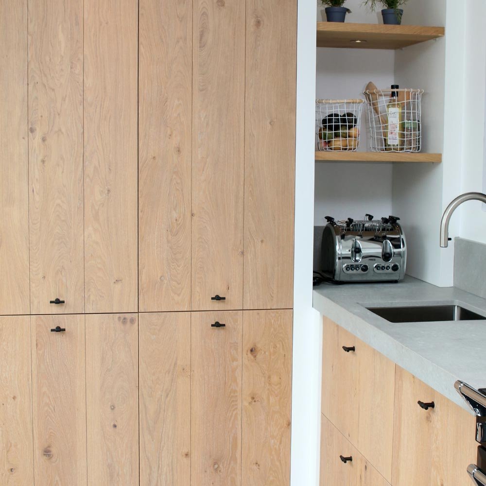 Zdjecie produktowe T-Type w kolorze czarnym na meblu