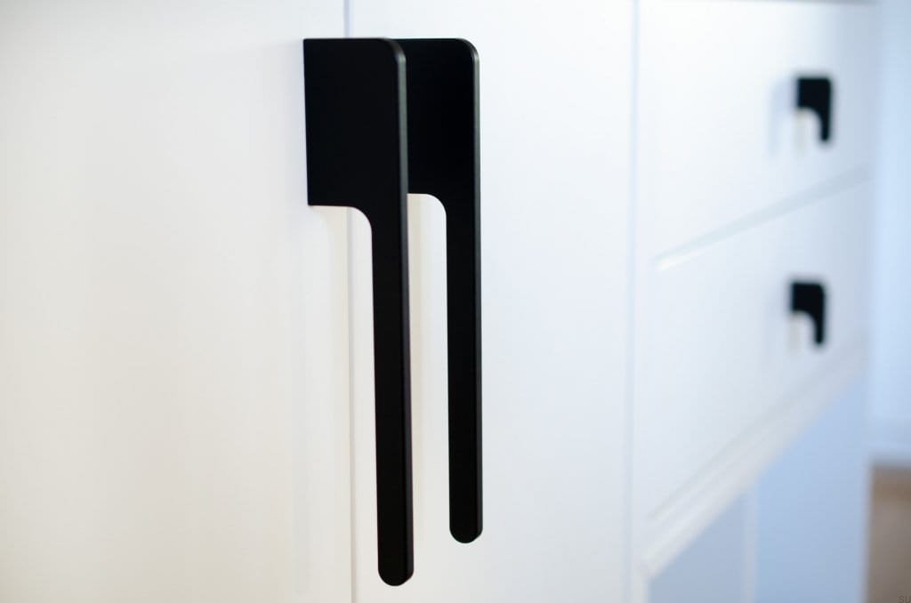 Uchwyt meblowy Soft Cut czarny na meblu