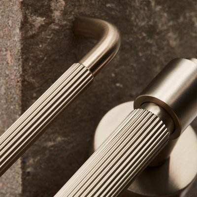 Uchwyt meblowy podłużny Helix Stripe 128 Srebrny Szczotkowany