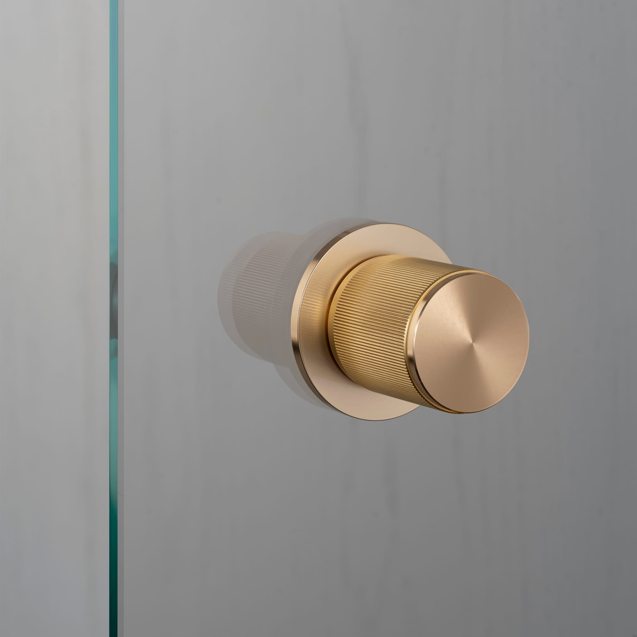 Door-knob_Fixed_Linear_single-sided_Glass_brass_A1_Web.jpg