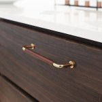 Zdjęcie przedstawia uchwyt meblowy podłużny z serii Lounge na meblu od Beslag Design