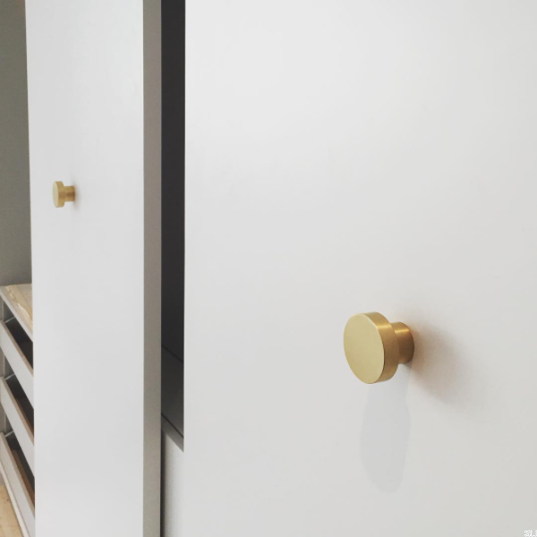 Gałka Dot zlota we wnetrzu