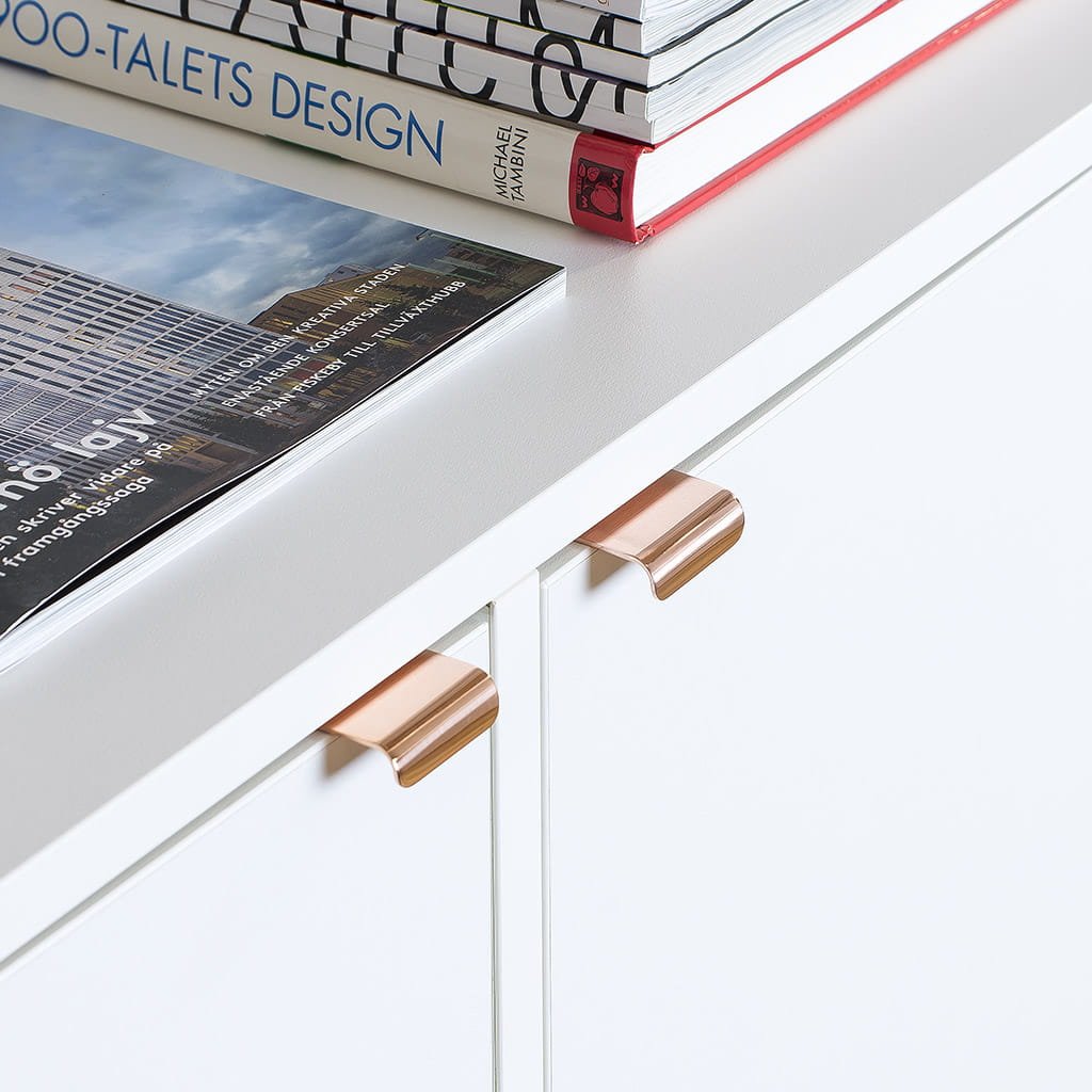 Ukazanie uchwytu na meblu