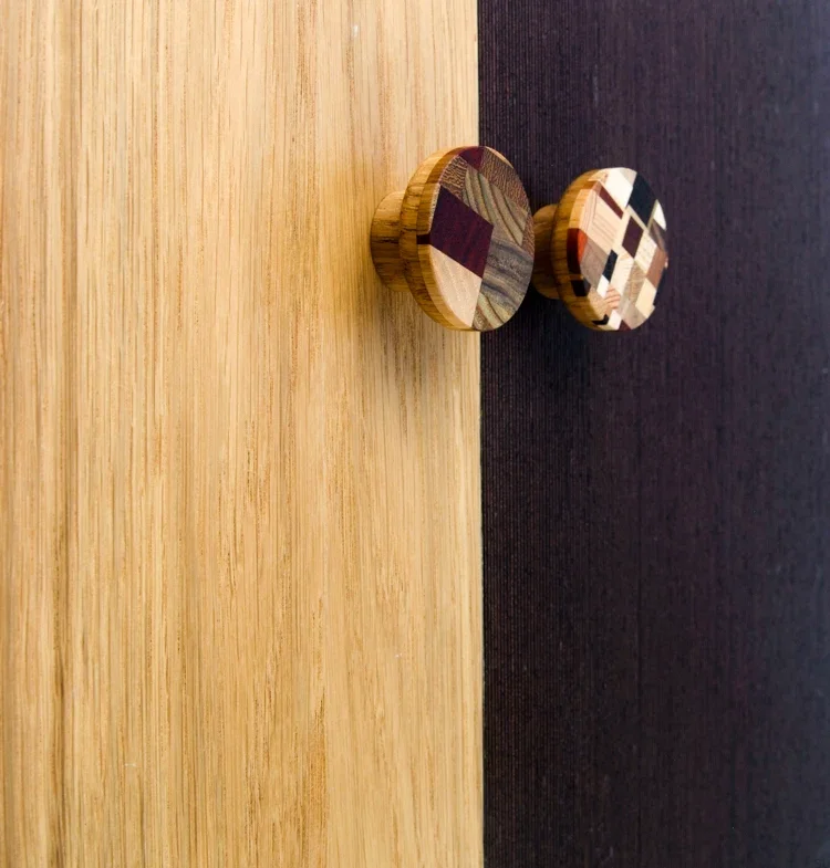 Galki do mebli KLIMT na dębowych frontach - DOT Manufacture 2.webp