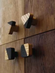 JUST-TWO-kolekcja-gałek-i-uchwytów-meblowych-na-meblu-_5_.webp