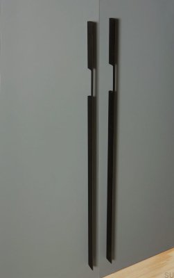 Uchwyt meblowy podłużny Peak 1120 Aluminiowy Czarny Szczotkowany (niesymetryczny)