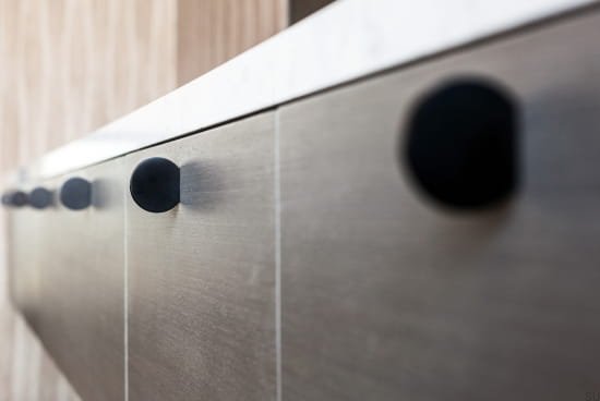 Gałka meblowa Globe 50 czarna aluminiowa na meblu