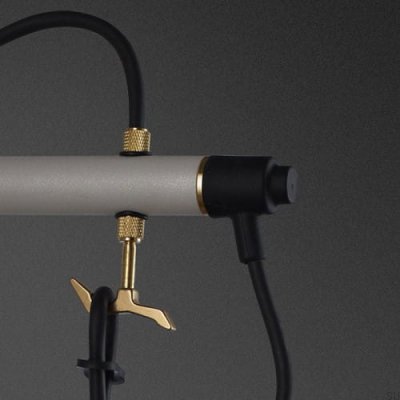 Lampa ścienna Hooked Cross L Stalowa Szara z Mosiądzem