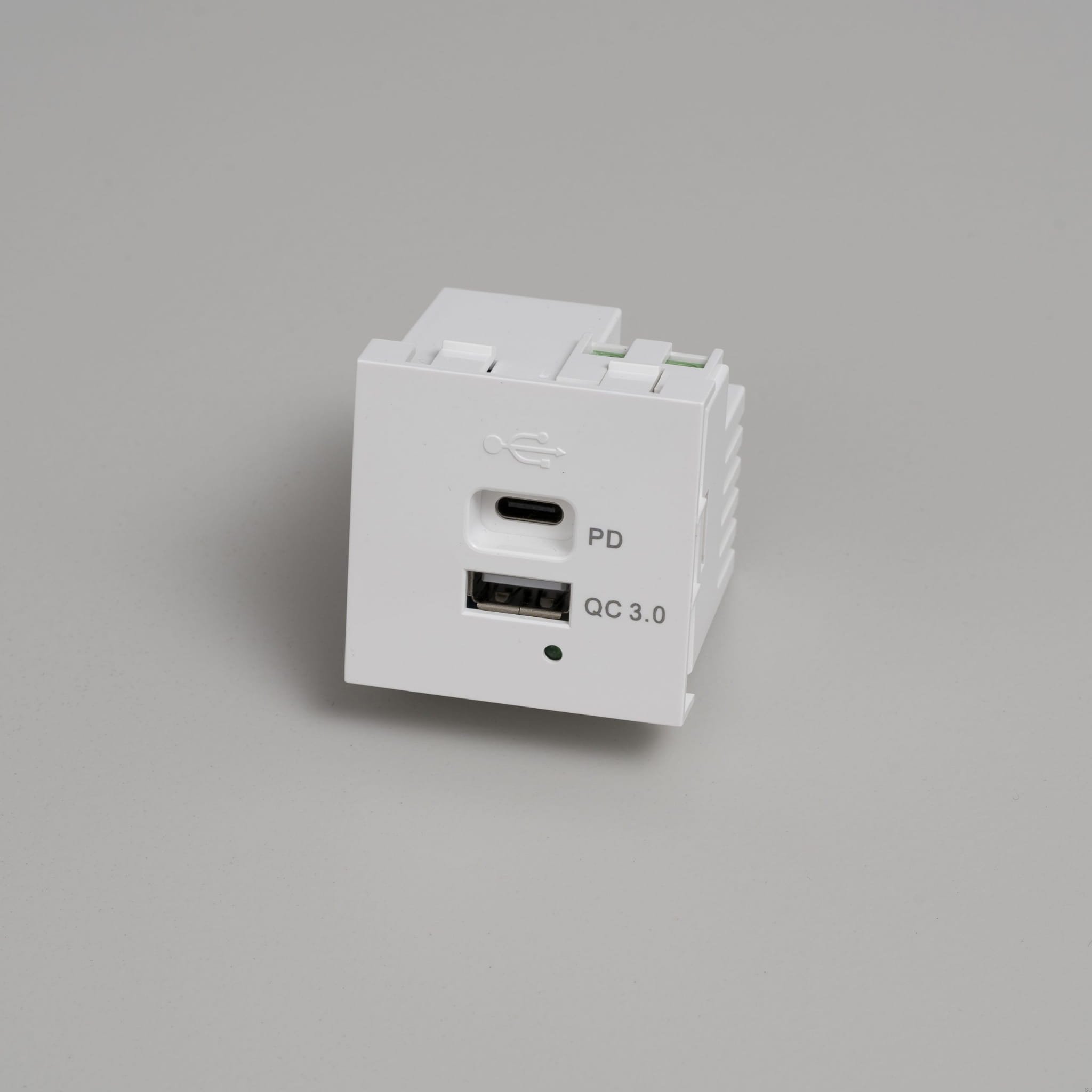 EU_Electricty_USB_A_C_QuickCharge_White_Front_Web-scaled.jpg