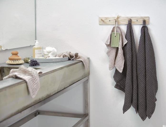 siri jesion nielakierowany w łazience.png