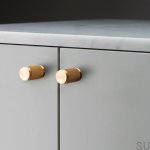 Zdjęcie mebla z mosiężną gałką