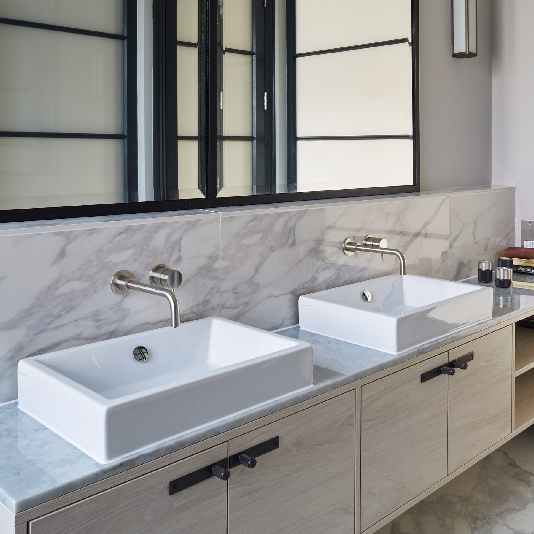 Gałki z podkładkami na meblach łazinekowych