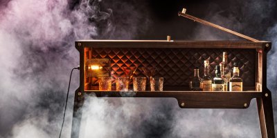Whisky Bar ręcznie wykonany z Orzecha Amerykańskiego z wtyczką Standardu Europejskiego