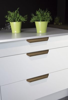 Uchwyt meblowy podłużny Barcco 480 Drewniany orzech włoski