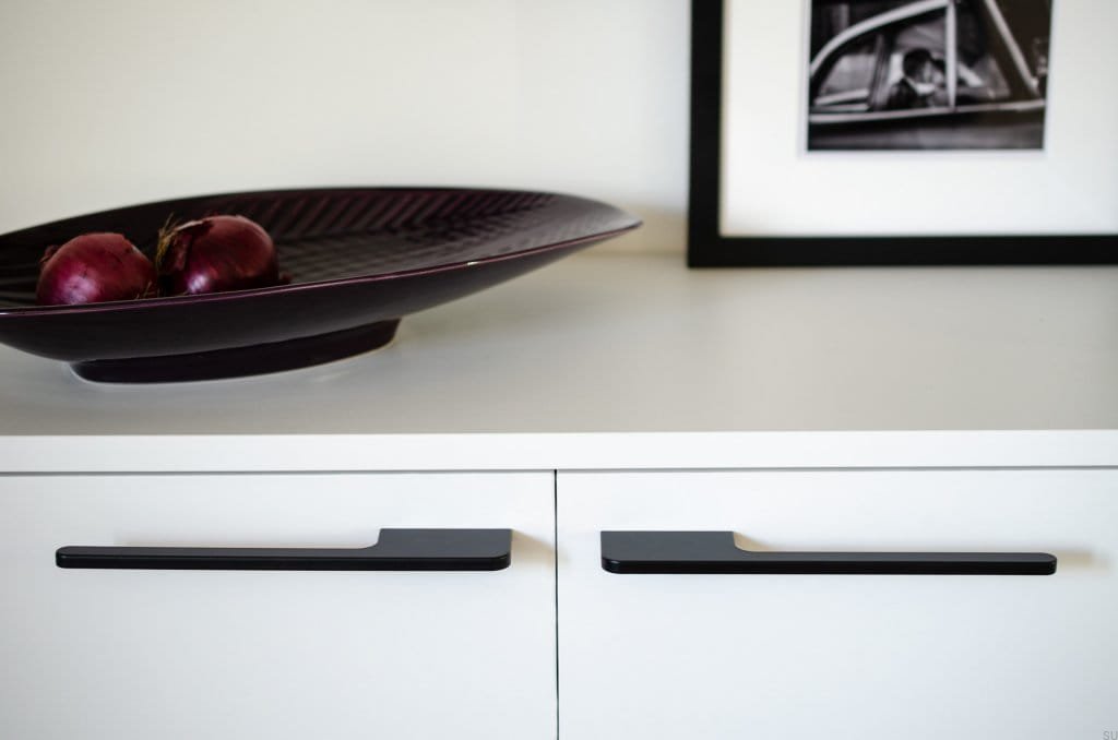 Ukazanie uchwytu na meblu