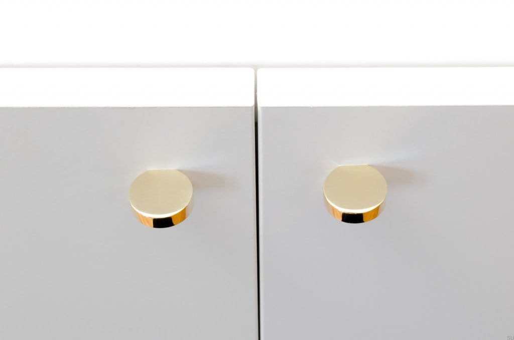 Mosiężne polerowane gałki Globe na meblu