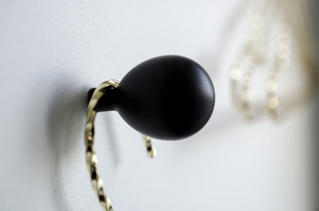 Gaka czarna Drop jako wieszak ścienny