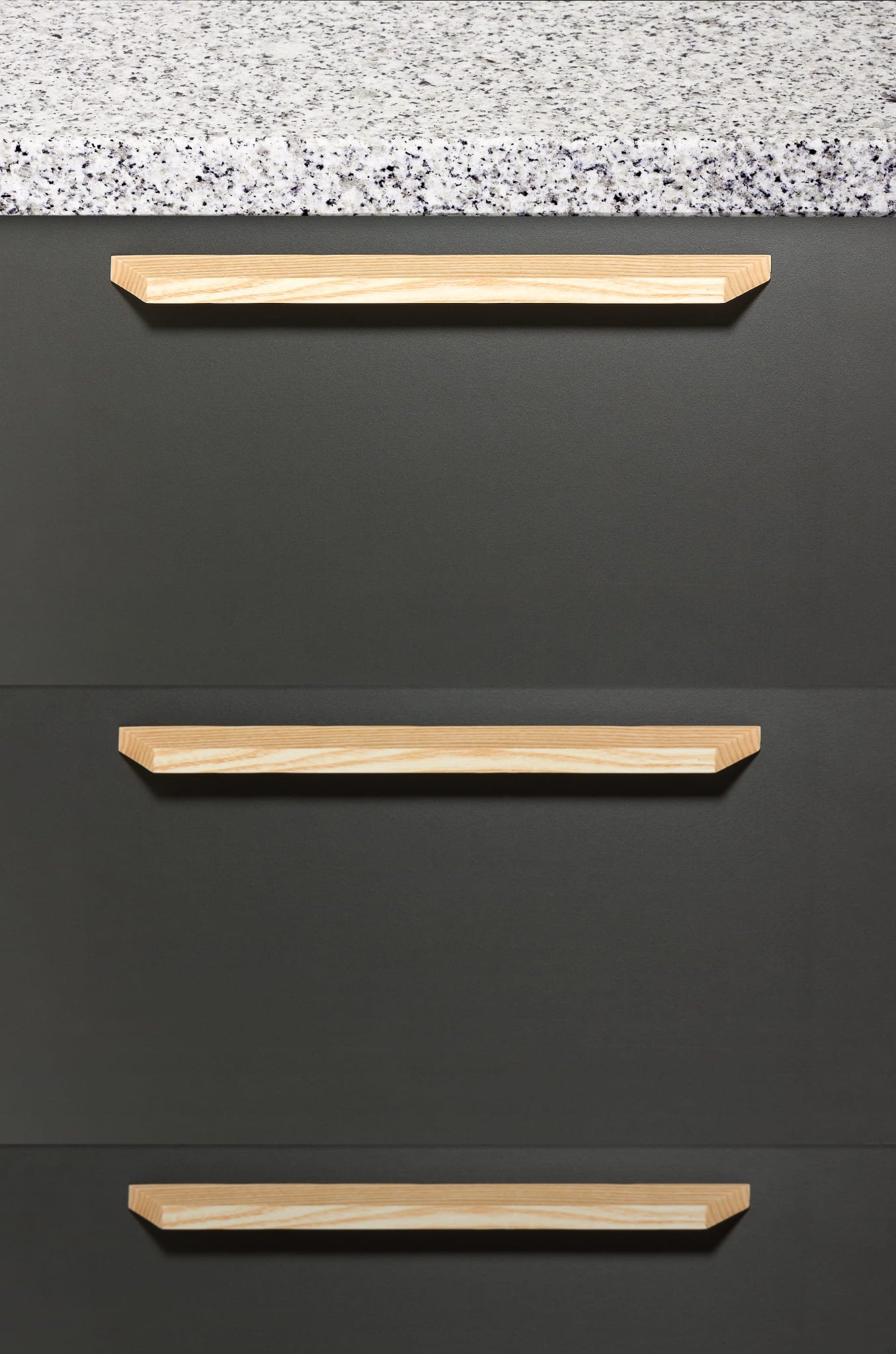 0340600W18--Uchwyt-meblowy-podłużny-Barcco-480-Drewniany-Jesion-Viefe-Skandynawskie-Uchwyty_2