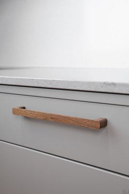 Uchwyt meblowy podłużny Sans 224 Drewniany Orzech Włoski