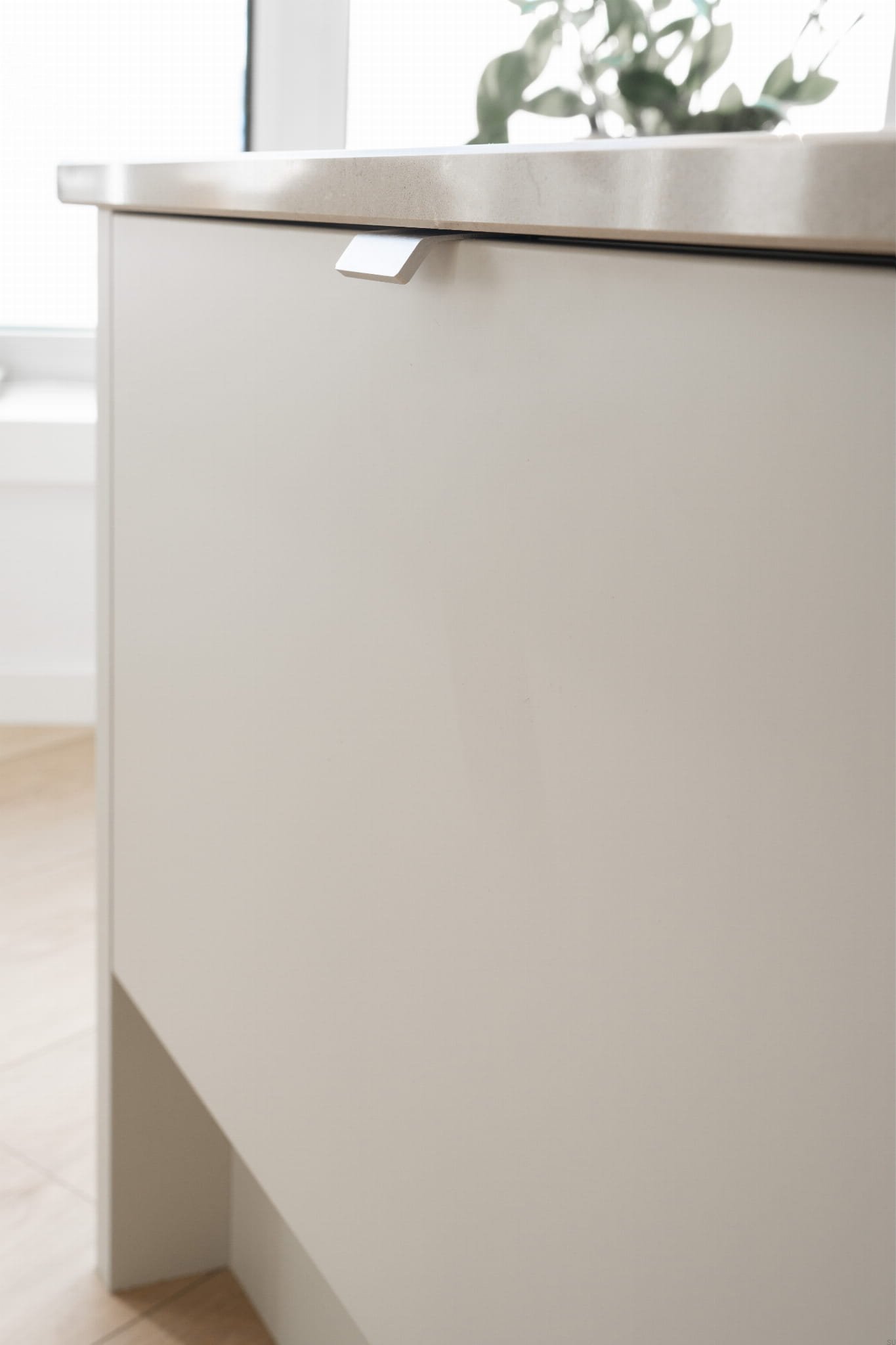 304210--Uchwyt-meblowy-krawędziowy-Side-40-Aluminiowy-Srebrny-Szczotkowany-Beslag-Design-Skandynawskie-Uchwyty_4