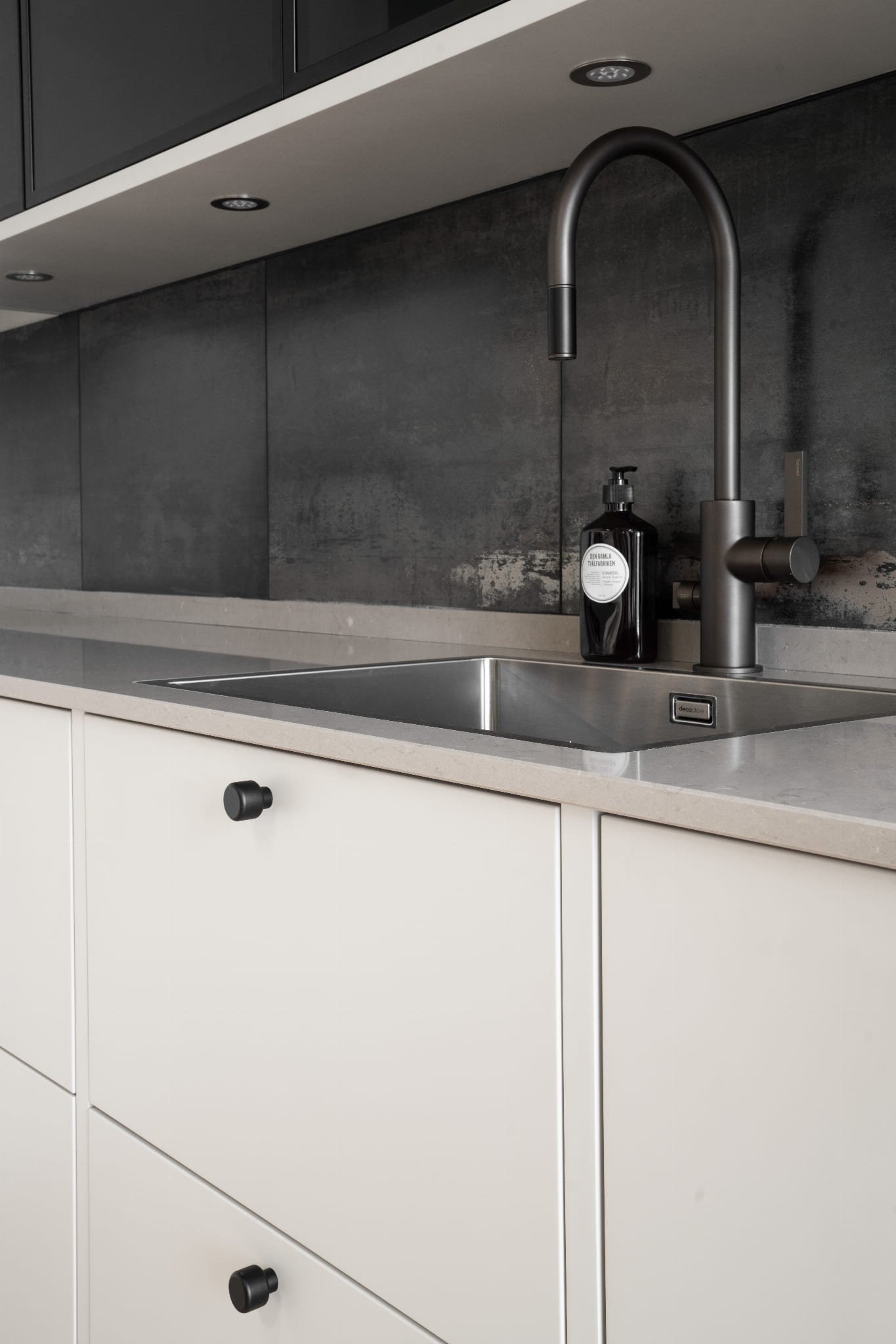 339361--Gałka-meblowa-Esther-Stalowa-Czarna-Matowa-Beslag-Design-Skandynawskie-Uchwyty_2