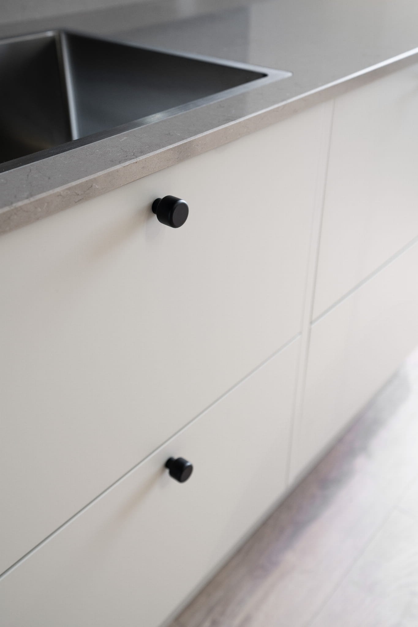 339361--Gałka-meblowa-Esther-Stalowa-Czarna-Matowa-Beslag-Design-Skandynawskie-Uchwyty_3