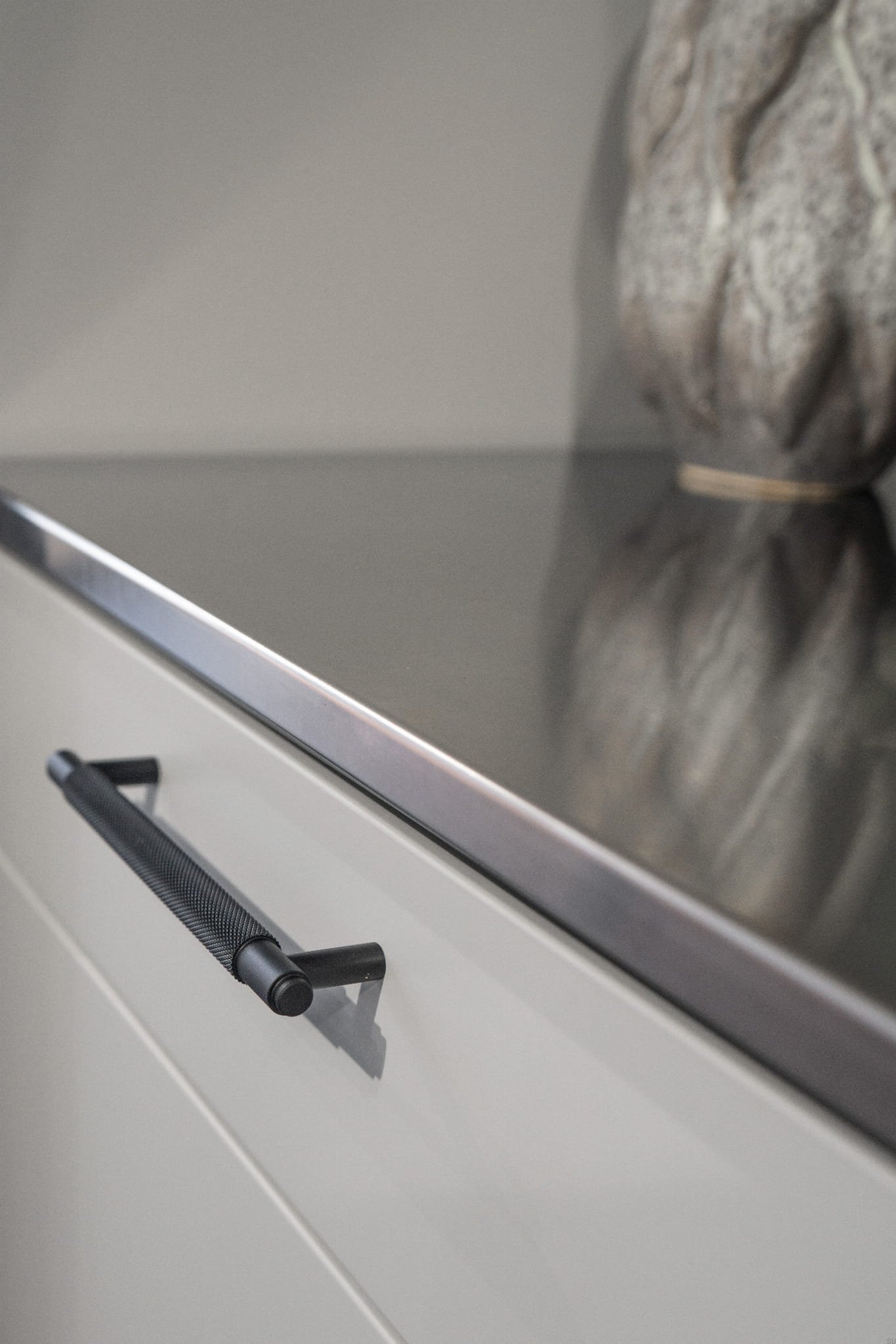 351025--Uchwyt-meblowy-podłużny-Riff-160-Aluminiowy-Czarny-Mat-Beslag-Design-Skandynawskie-Uchwyty_6