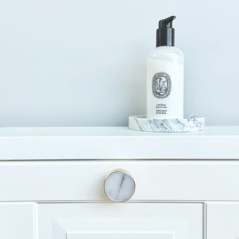 m_09-XL--Gałka-meblowa-Marbelo-XL-Mosiężna-Szczotkowana-Biały-Marmur-Skandynawskie-Uchwyty_4