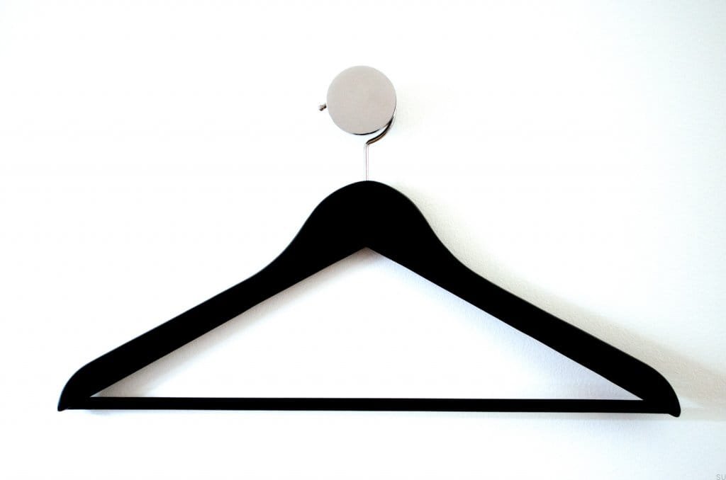 Zdjęcie gałki meblowej Dot 50 szczotkowanej aluminiowej, użytej jako wieszak