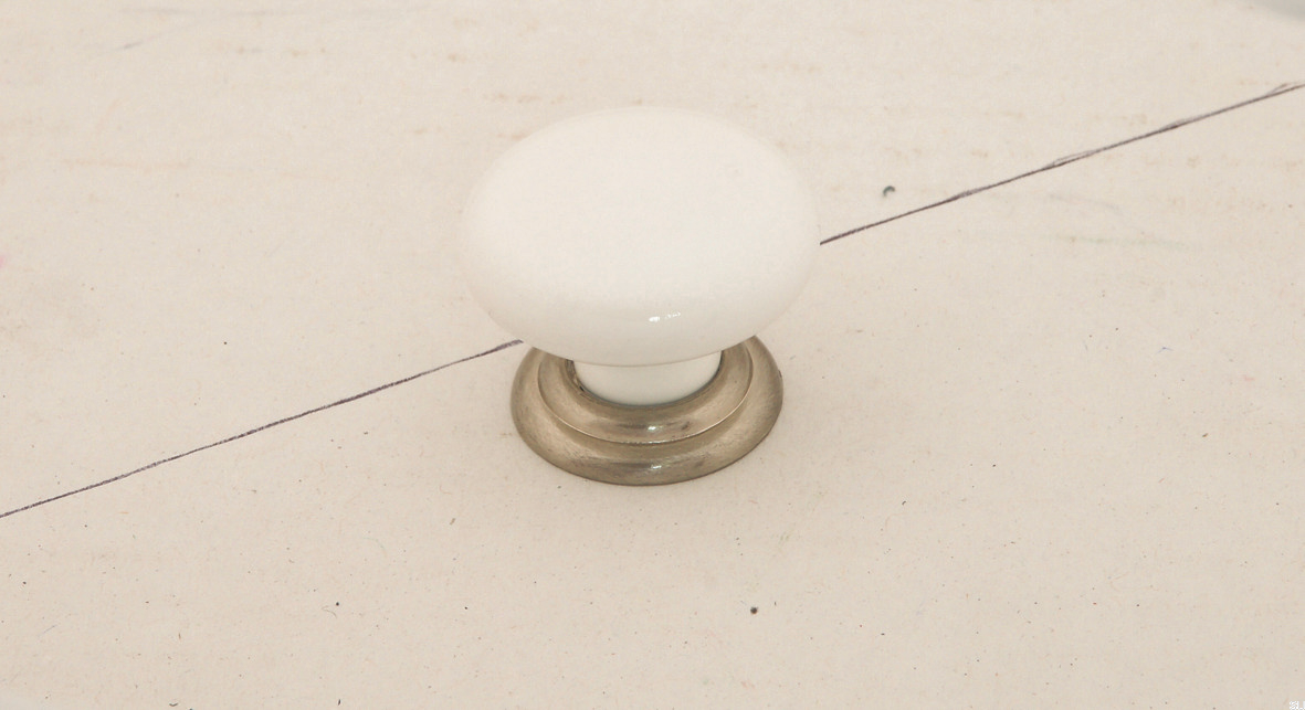 SP65-34White/ZN21--Gałka-meblowa-SP65-Porcelanowa-Biała-ze-Srebrnym-Siro-Skandynawskie-Uchwyty_2