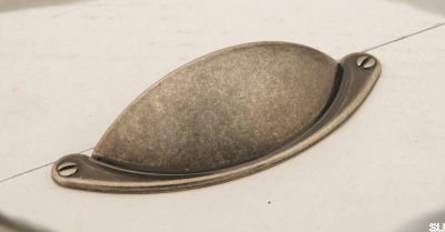 Uchwyt meblowy muszlowy 1761 64 Antyczny Srebrny 