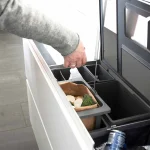 210006816--System-pojemników-do-segregacji-odpadów-Hide-800-Eco-Ciemnoszary-Beslag-Design-Skandynawskie-Uchwyty_5
