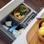 210004867E--System-pojemników-do-segregacji-odpadów-Cube-Basic-800-Eco-Ciemnoszary-Beslag-Design-Skandynawskie-Uchwyty_5