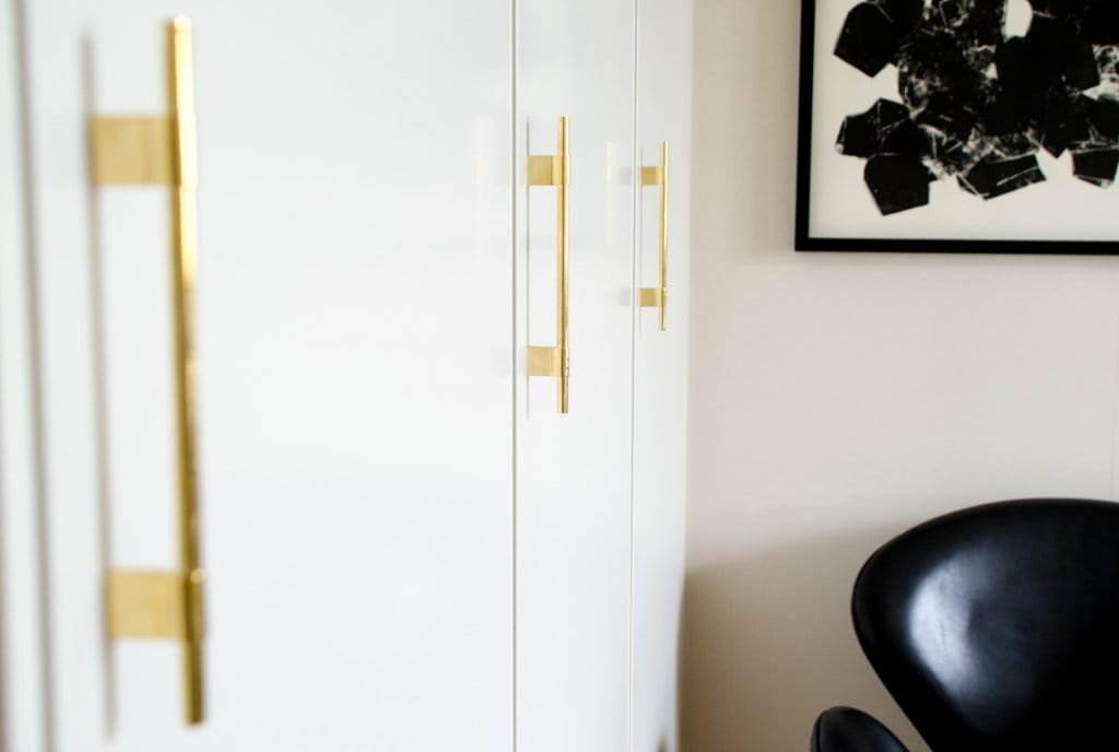 Ukazanie uchwytu na meblu