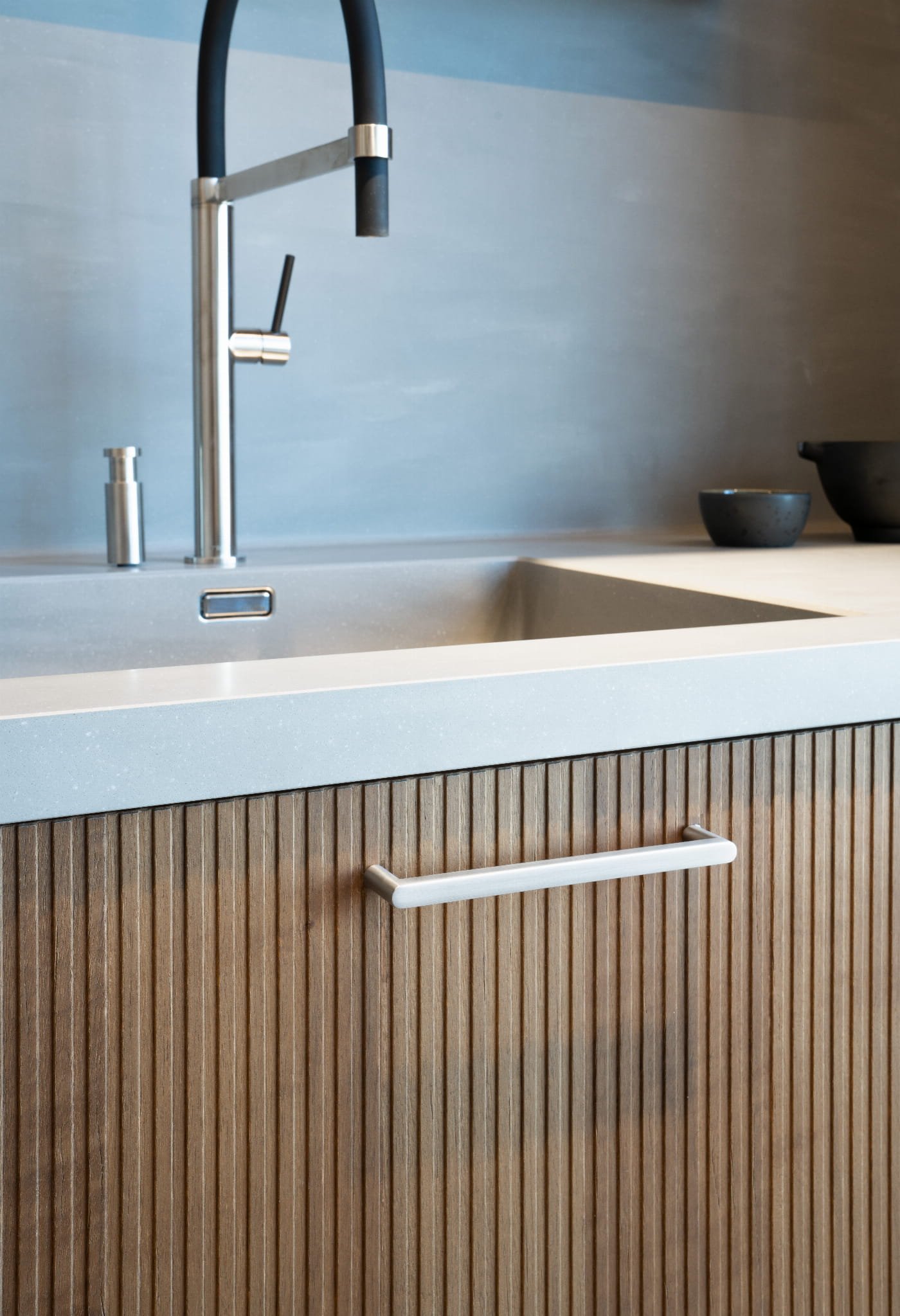 343341-11--Uchwyt-meblowy-podłużny-Inez-128-Złoty-Szczotkowany-Beslag-Design-Skandynawskie-Uchwyty_2