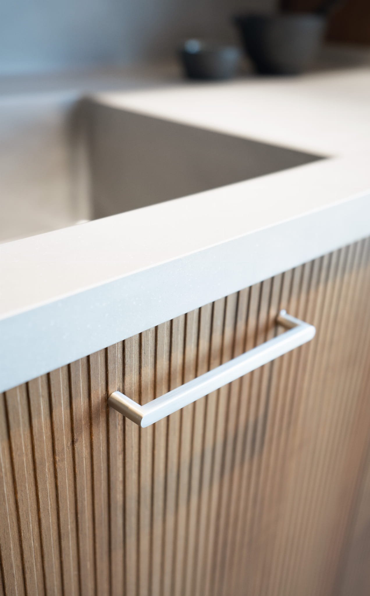 343341-11--Uchwyt-meblowy-podłużny-Inez-128-Złoty-Szczotkowany-Beslag-Design-Skandynawskie-Uchwyty_3