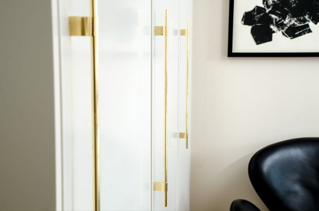 Ukazanie uchwytu na meblu