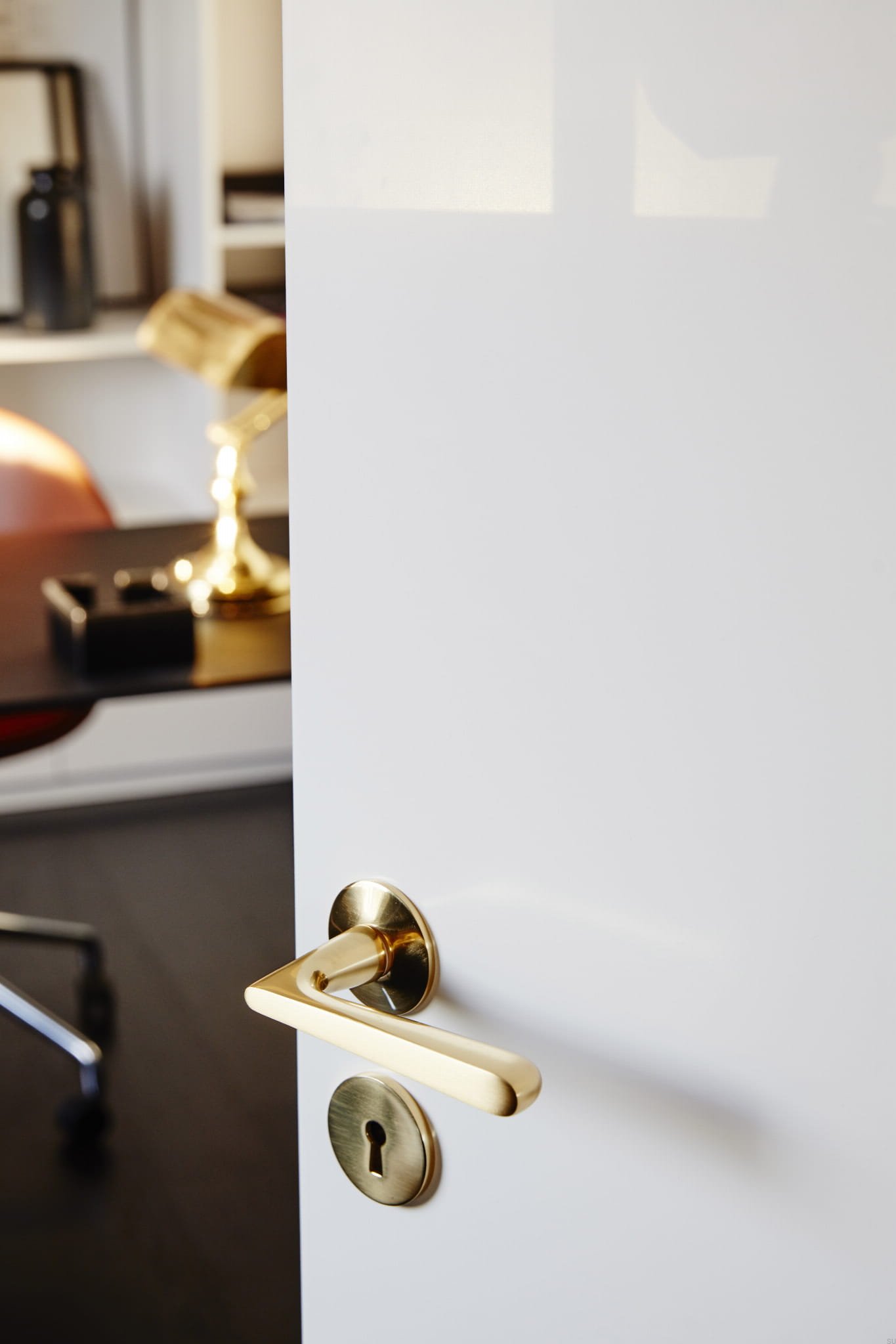 Zdjecie klamki TS 1 zlotej w drzwiach