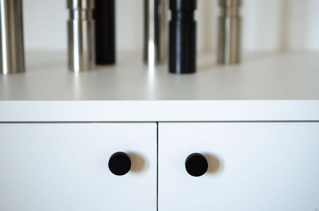 galka Dot 18 czarne aluminium na meblu