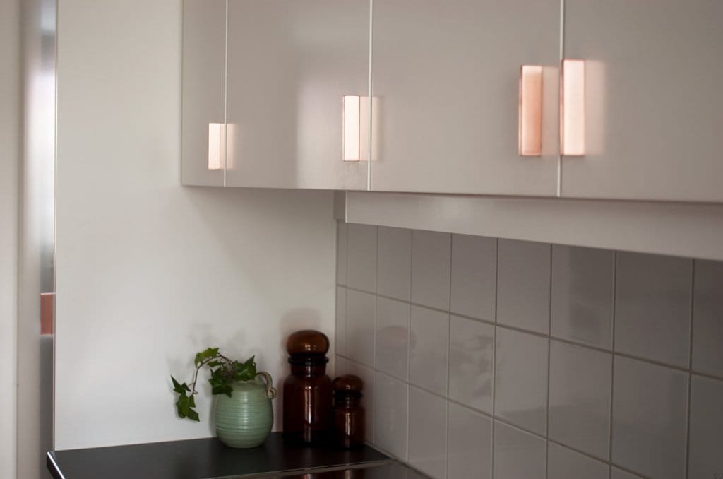 Ukazanie uchwytu na meblu